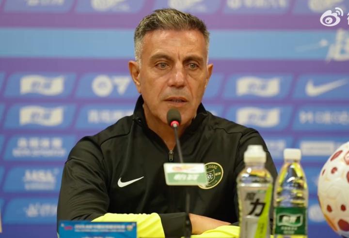 主场对决申花前夕,罗斯-阿洛伊西细谈备战思路;世预赛7万观众盛况激励全队,期待球迷再创主场传奇。 体育新闻