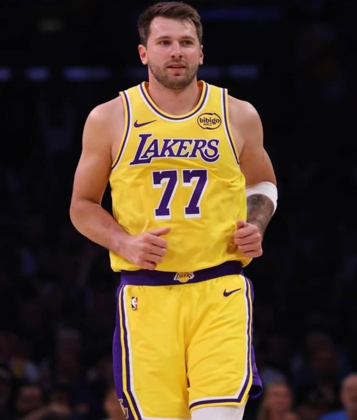  情场波折之际，球场光芒绽放；东契奇近期表现强势，湖人连胜势头强劲。 体育新闻