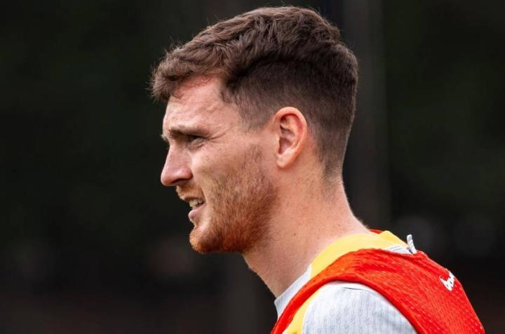 安菲尔德的夜晚:罗伯逊守护球迷笑容;索博斯洛伊直言不讳。 体育新闻