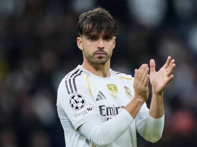  皇马德比名单调整引关注，劳尔-阿森西奥因恢复未达预期缺席；俱乐部谨慎处理年轻中卫健康问题。 体育新闻