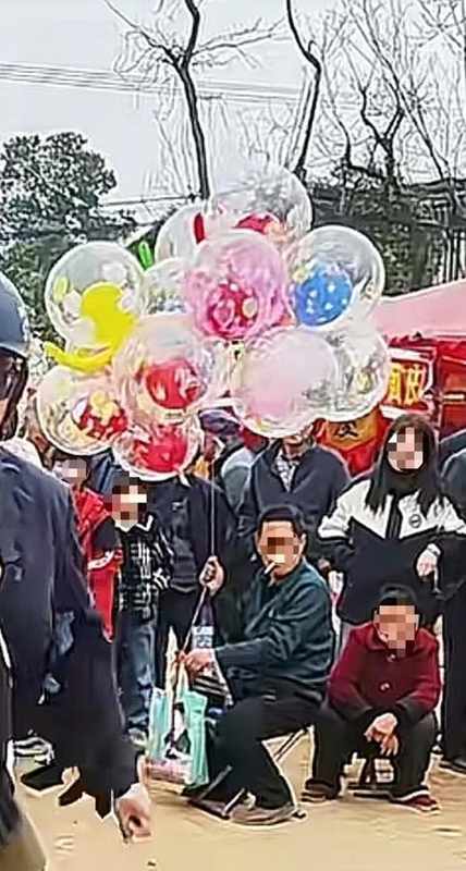  氢气球爆燃惊魂一幕现庙会；多名游客发丝受损；安全规范亟待强化落实。 新闻