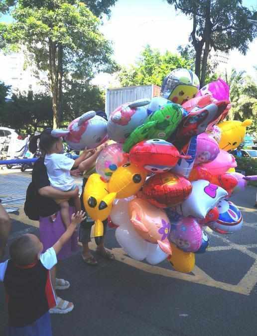  氢气球爆燃惊魂一幕现庙会；多名游客发丝受损；安全规范亟待强化落实。 新闻