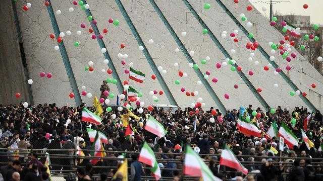  当谈判桌遇上航母群：美伊博弈中的信任困境与和平曙光 新闻