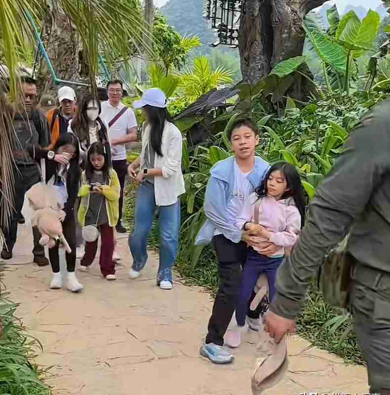  那个累到脸色发白的背影，戳中了多少父母的软肋 情感心理