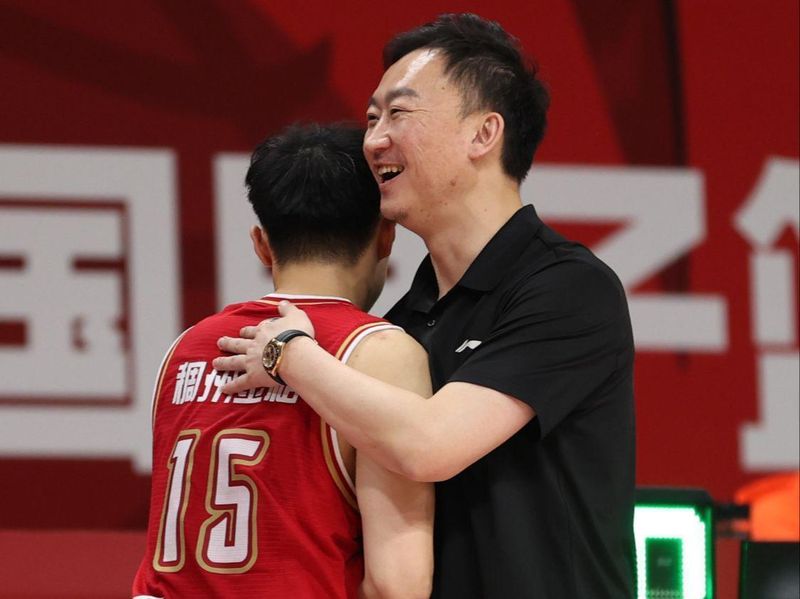  从顶薪边缘到亿元合约：CBA后卫市场的残酷生存法则 体育新闻