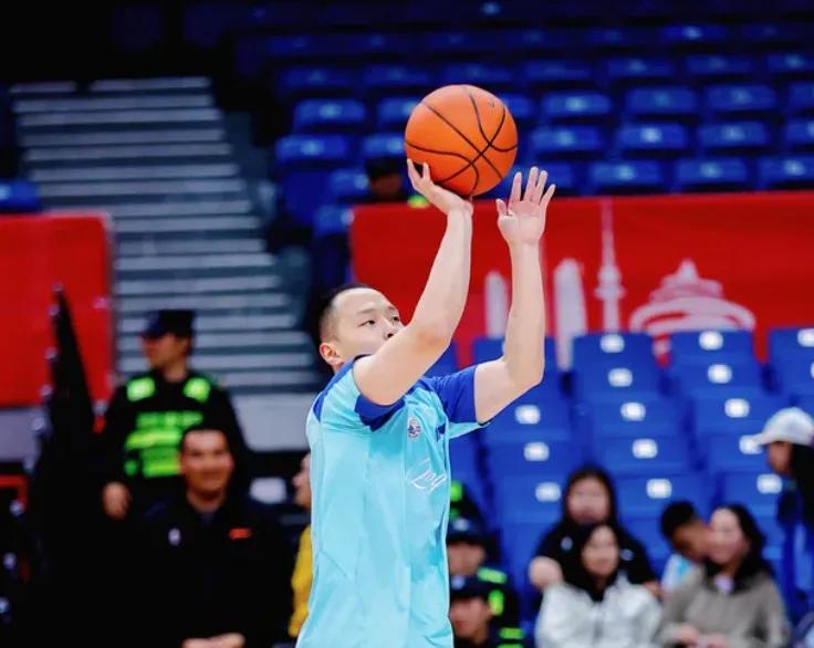  从顶薪边缘到亿元合约：CBA后卫市场的残酷生存法则 体育新闻
